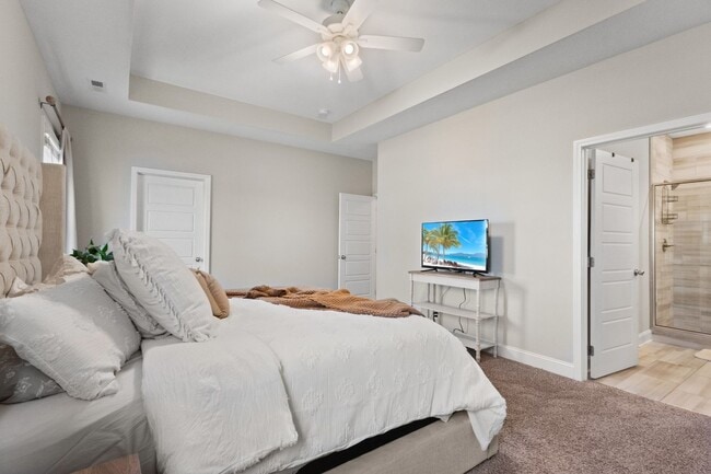 Building Photo - 5 Bedroom Pet Friendly Home For Rent!