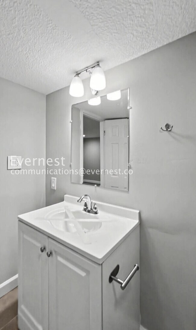 Building Photo - 4 Bed/3 Bath Home with In-Unit Laundry / Available Now!