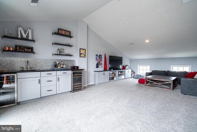 Building Photo - 22567 Naugatuck Square