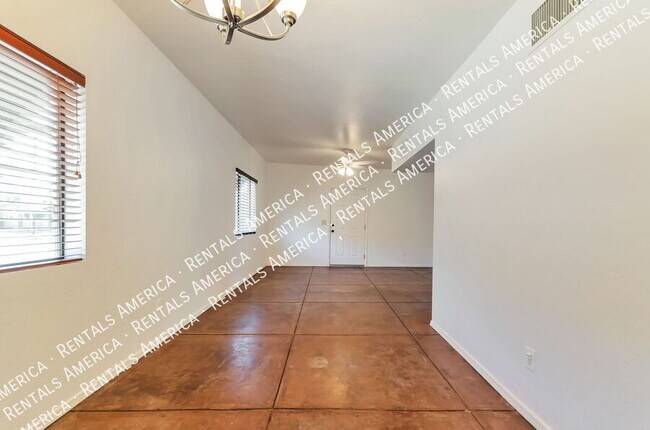 Building Photo - 1009 E Halcyon Rd