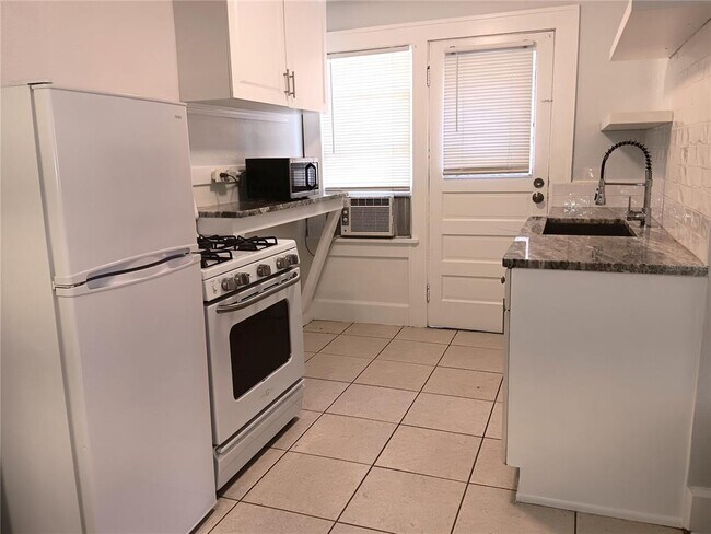 Building Photo - 763 31st Ave N