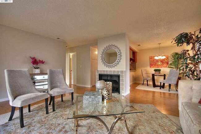 Building Photo - For Rent – Charming 2BR single level condo...