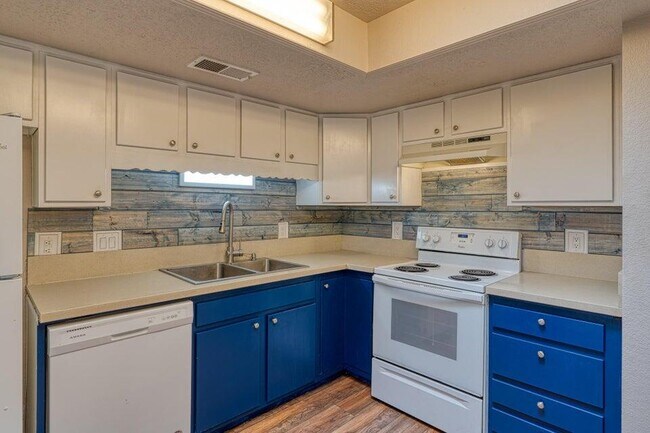 Building Photo - 811 Country Club Dr SE