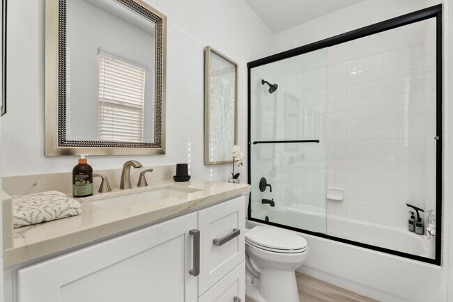 Building Photo - Luxury Living in San Clemente – 5 Bed, 3.5...
