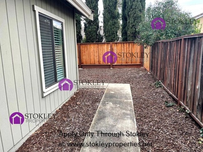 Building Photo - 1633 Lindbergh Dr