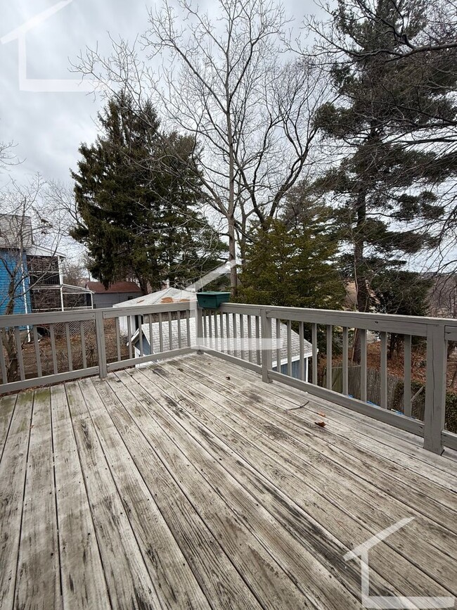 Building Photo - Updated 2 Bed Oak Square