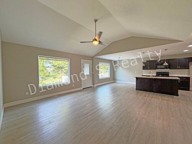 Building Photo - Stunning 3 Bedroom / 2 Bath Home in Nixa A...