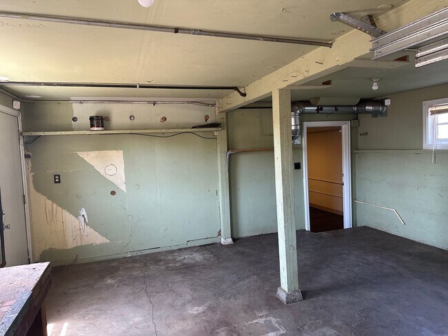 Building Photo - Large 4 bedroom 2 bath house in a great ne...