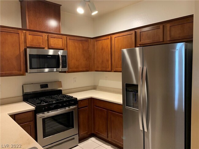 Building Photo - 6868 Sky Pointe Dr