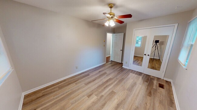 Building Photo - Well Maintained 3 Bedroom Home with Covere...