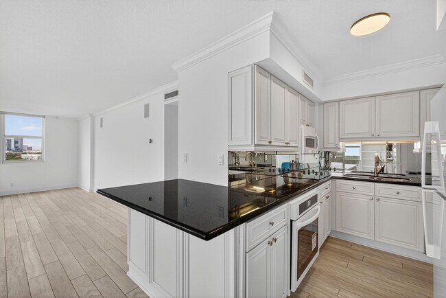 Building Photo - 2600 N Flagler Dr