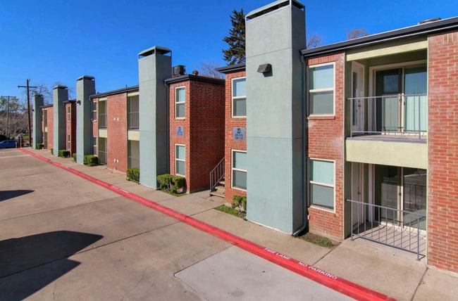 Building Photo - Monarch Place