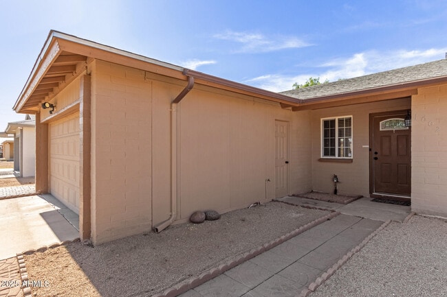 Building Photo - 1002 W Villa Rita Dr