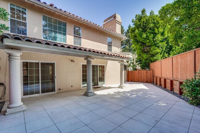 Building Photo - Beautiful and spacious 3 bedroom 2.5 bath ...