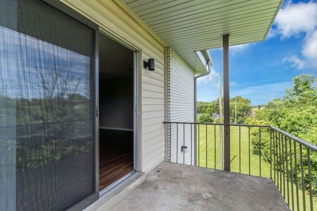 Building Photo - Remodeled 1 Bedroom Apartment!!! Walk to the Square or Steps from Sumner Regional Hospital