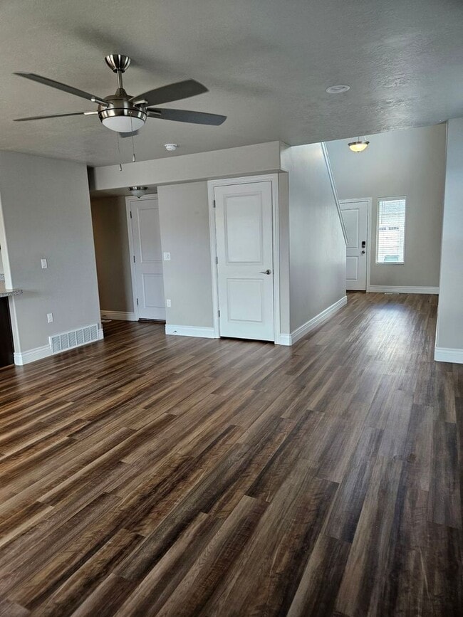 Building Photo - Charming 3 Bed, 2.5 Bath in Tooele