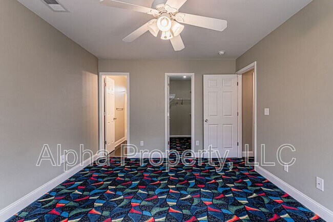 Building Photo - 208 Day Break Ct