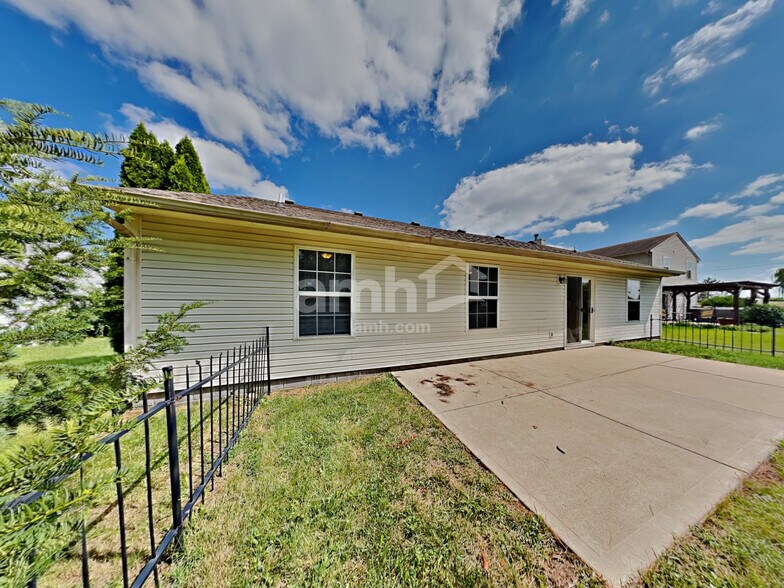 Building Photo - 950 Millbrook Dr