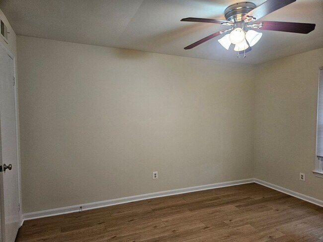 Building Photo - Location is Everything With This 3 Bed 3.5 Bath Townhouse in Hampton Court Community