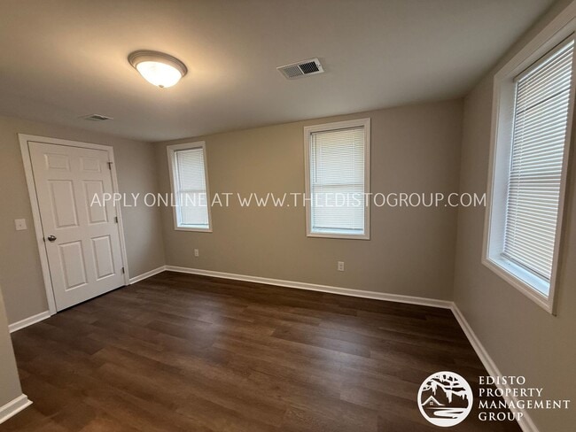 Building Photo - Freshly Renovated 3-Bedroom with Screened Porch