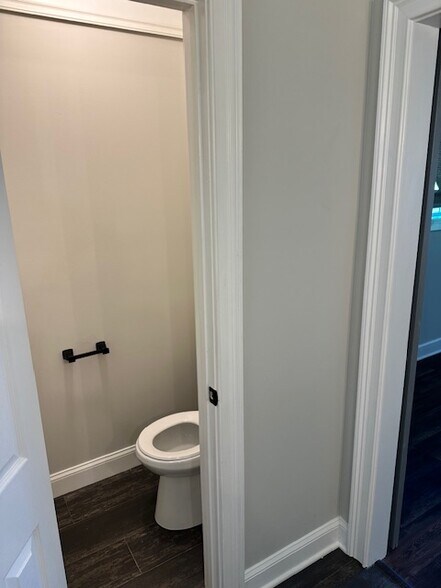 Primary Bath - 4493 Winn St