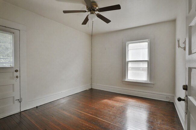 Building Photo - 5br,1.5ba, FREE off-street parking, huge f...