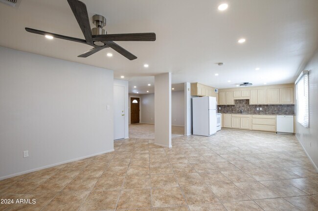 Building Photo - 14225 N 39th Way
