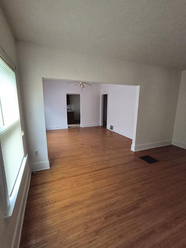 Building Photo - 1415 Kenyon Dr