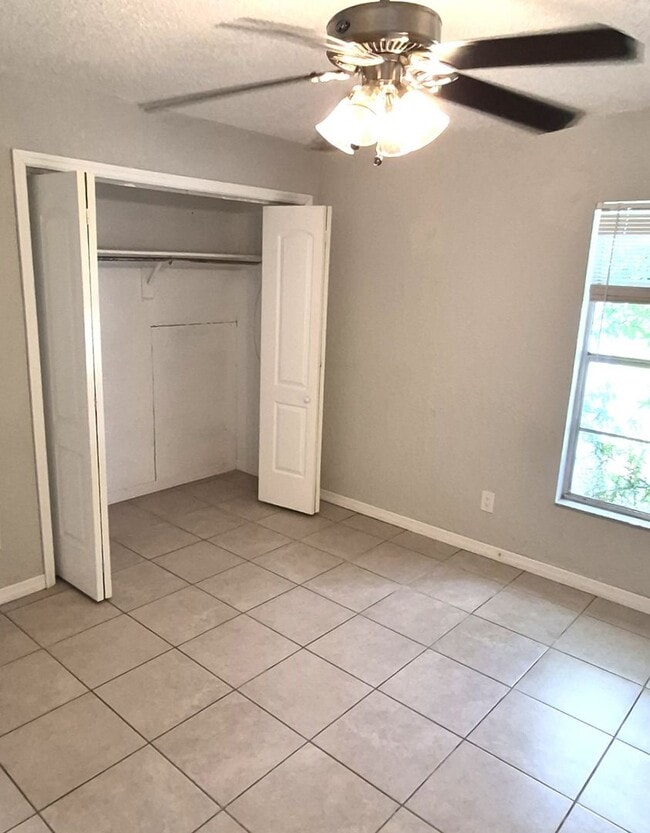 Building Photo - 2 bedroom 1 bath - Move in special