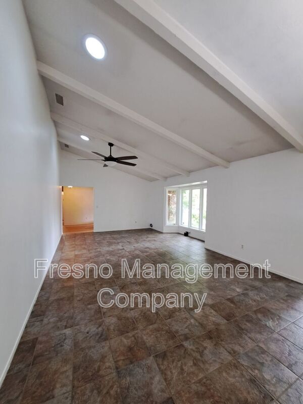 Building Photo - 6690 N Feland Ave