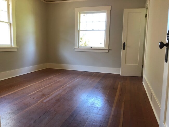 Building Photo - Wonderful University District 8 bedrooms house!