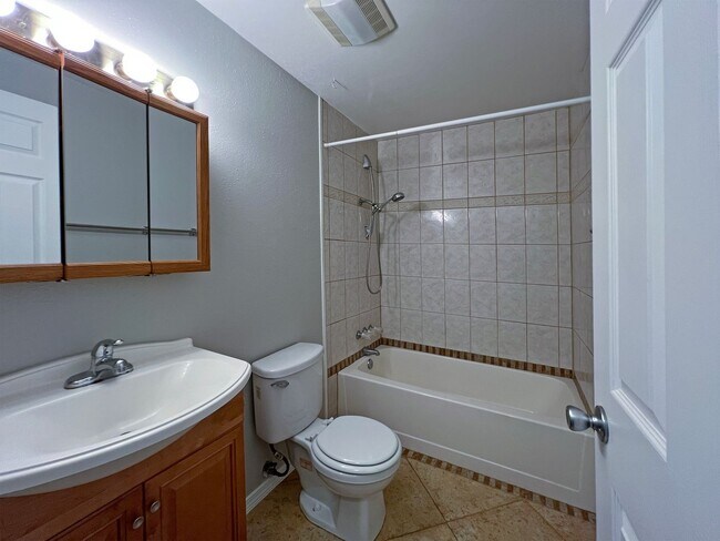 Building Photo - Charming Immaculate Three Bedroom Rambler in Tacoma