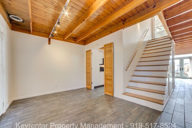 Building Photo - 2 Bed 2.5 Bath Right off Cherry Street!!