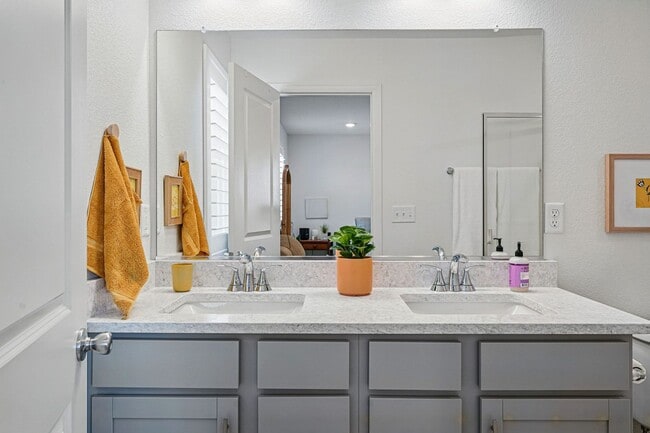 Building Photo - Spacious 3BR/3BA Townhome-Available NOW!