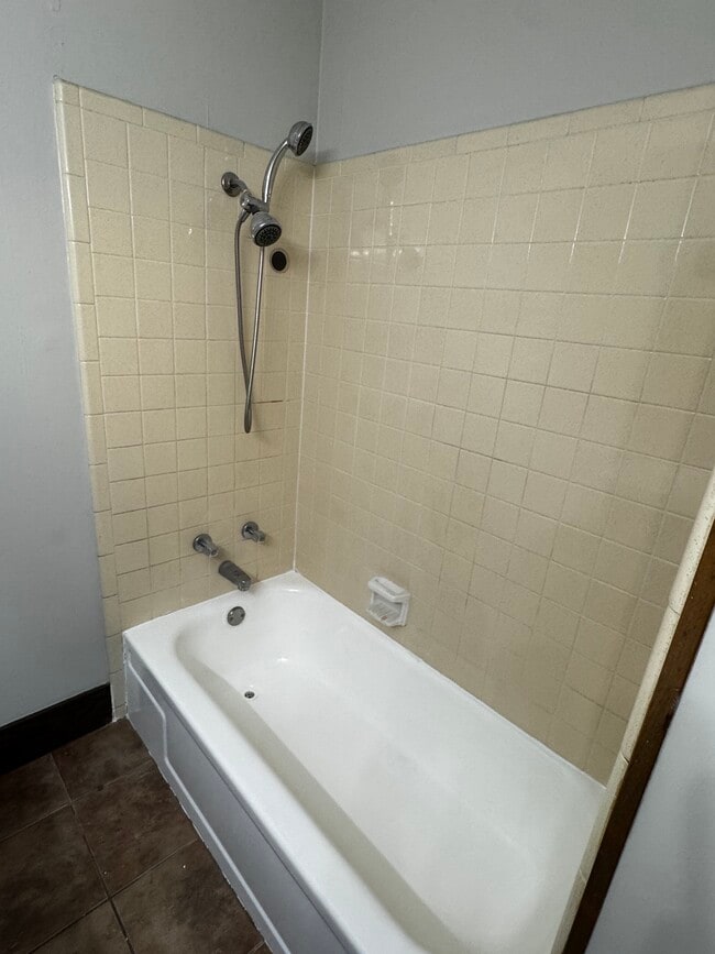 Building Photo - 1104 E 24th St