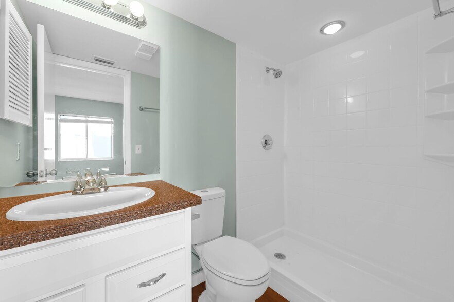 1st bathroom Step-in shower - 2885 Palm Beach Blvd