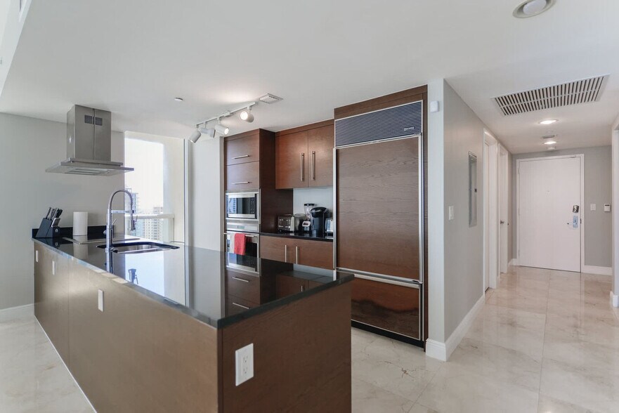Building Photo - 485 Brickell Ave