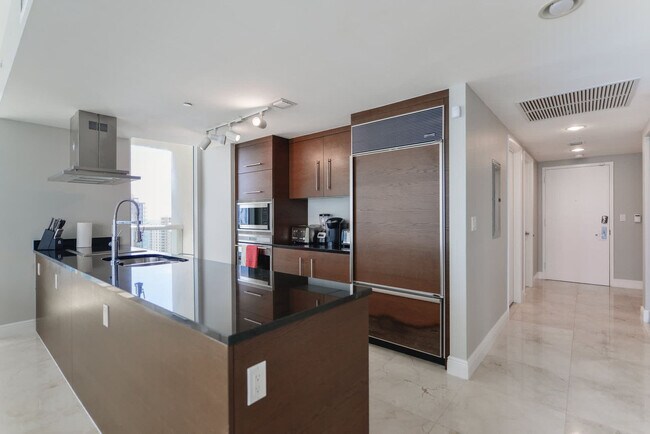 Building Photo - 485 Brickell Ave