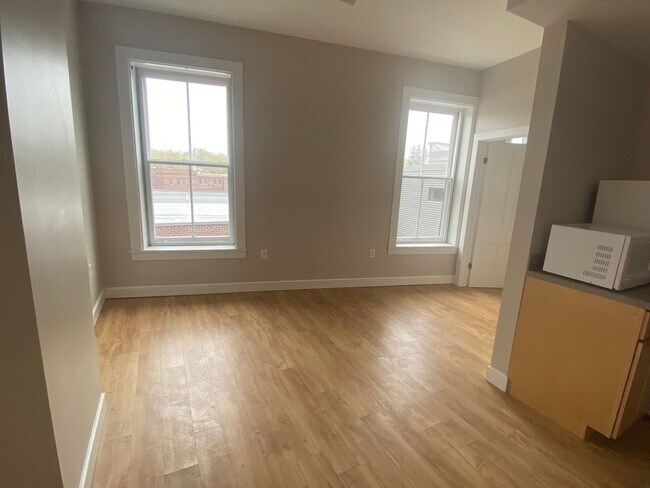 Building Photo - Putnam Winslow– $1,350 – 1 Bathroom Studio, 370 SQ.FT. – UTILITIES INCLUDED, Available 6/8/26