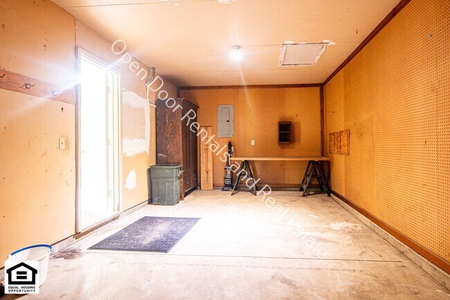Building Photo - New Home in Kendallville now ready for rent!!