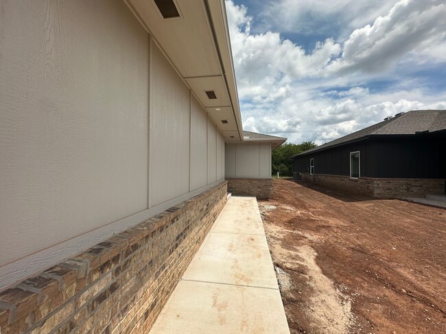 Building Photo - C - Oak Hollow Duplex