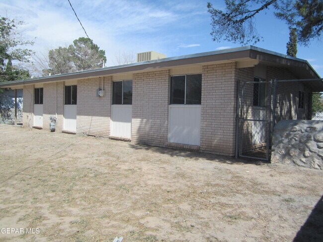 Building Photo - 305 Corvena Way