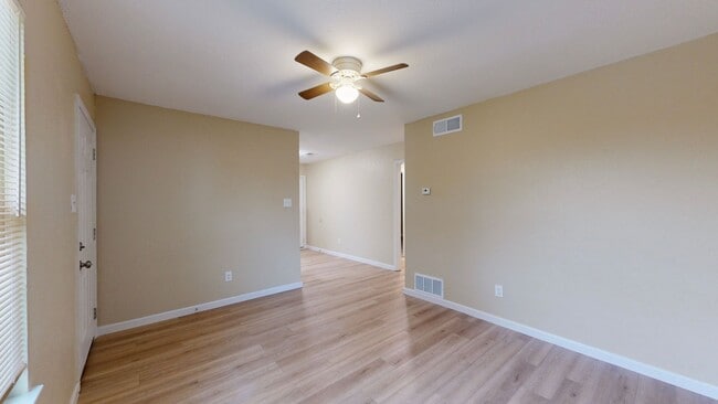Building Photo - 2 WEEKS FREE RENT! GORGEOUS REMODELED DUPLEX WITH WASHER AND DRYER INCLUDED!
