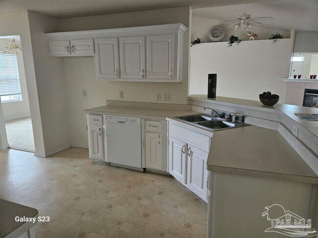 Building Photo - 10896 Country Ostrich Dr