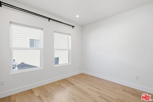 Building Photo - 137 E Ave 43