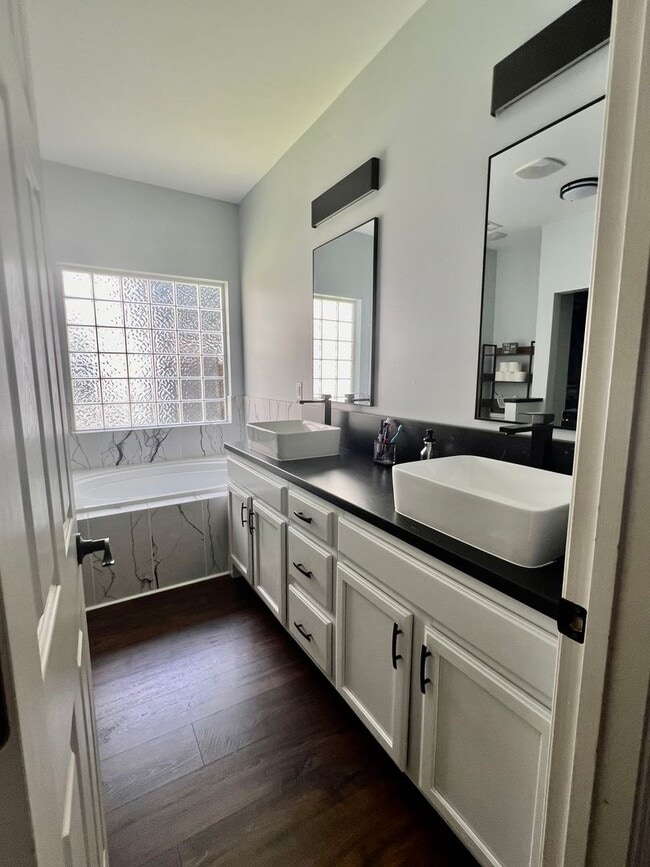 Building Photo - 4BD/2.5BA Gorgeous Home with Fence Backyar...