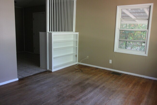 Building Photo - 2011 W Broad Ave