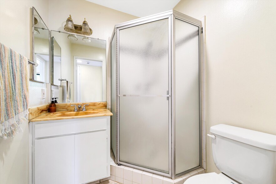 Building Photo - 1037 N Vista St