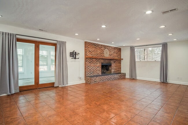 Building Photo - 780 Hart Rd