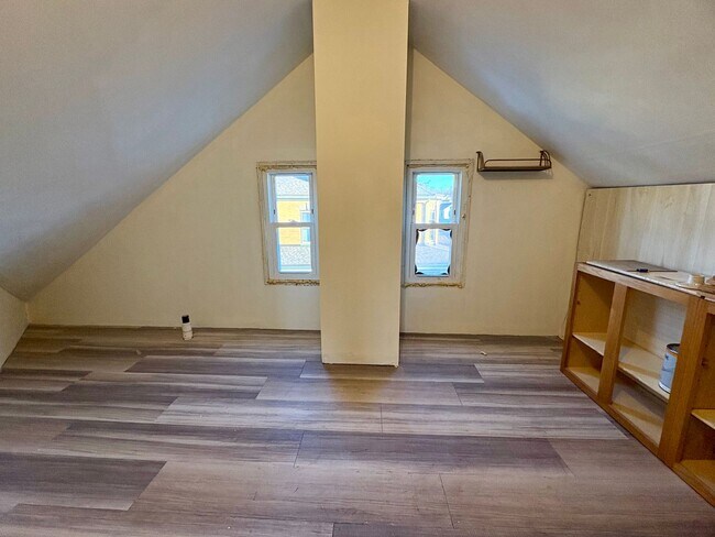 Building Photo - 519-5195 S Market St